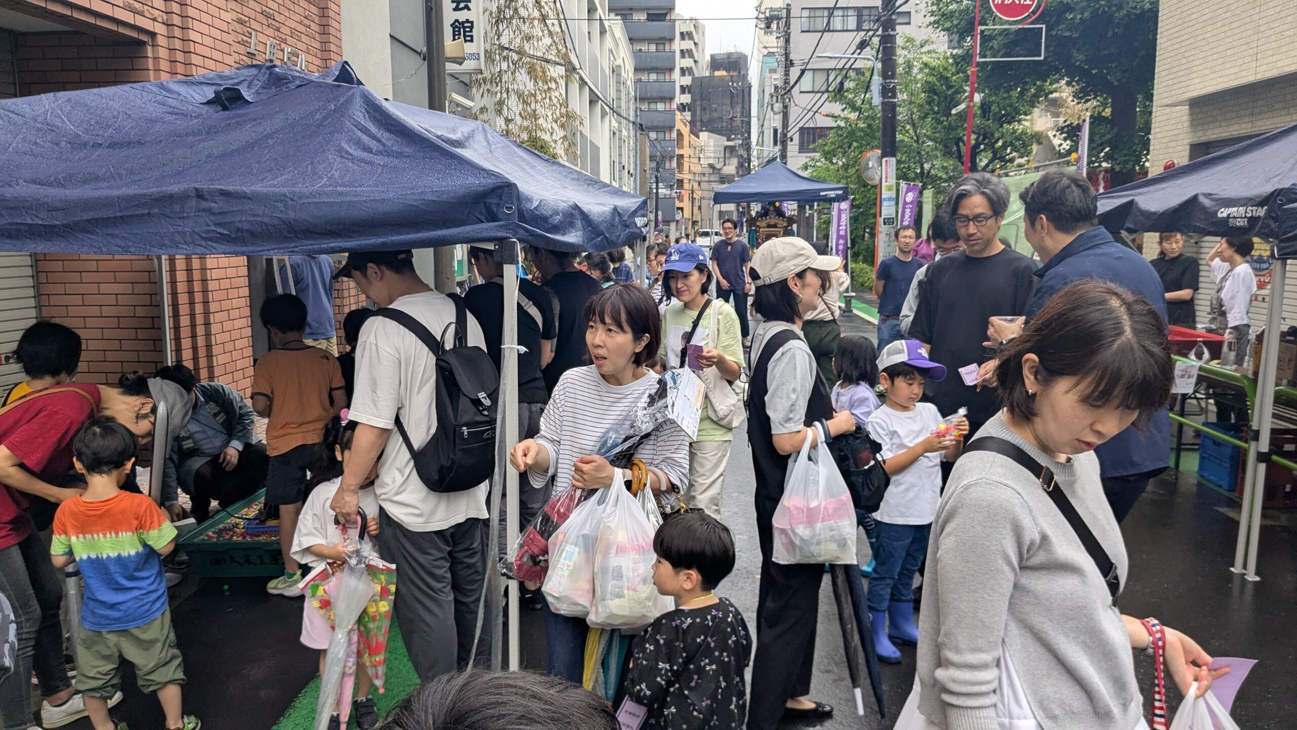 お祭り広場 出店の様子